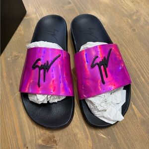 GIUSEPPE ZANOTTI
Sandals
8 (US) - Fuchsia